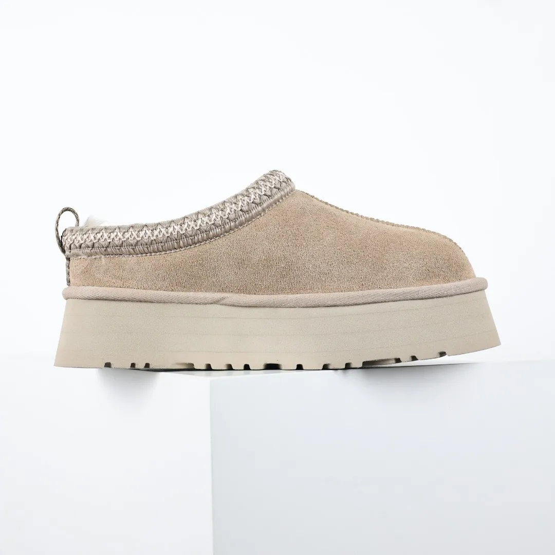 Copy price 💰560 Core recommendation of good price 5cm thick sole, independently developed original outsole, cashmere insole, keeping warm in winter, suitable for home use. In the new year, uug launched a style series, which is partially geared towards the preferences of young consumers. It has also moved to the forefront of fashion trends. Shoe body material, water-repellent coated suede upper, 17 mm UGGPURE™ implanted wool insole, lightweight non-slip and comfortable rubber outsole, with brand LOGO and trademark, with full package Size: 35 36 37 38 39 40